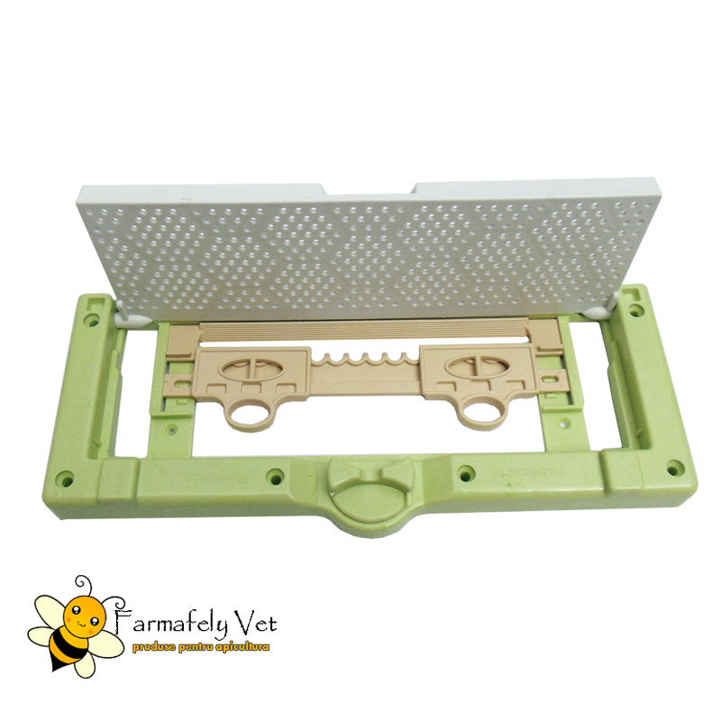 Rampă de zbor mare din plastic verde, cu clapeta perforată ridicată și gratia vizibilă