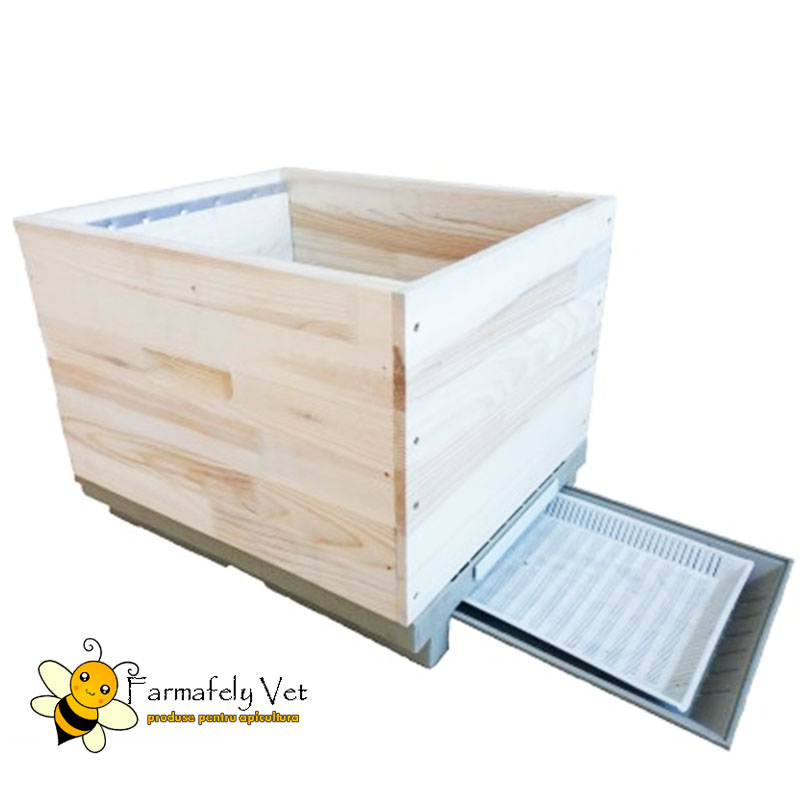 Fund de stup din plastic cu tăvița scoasă, sub un corp de lemn (neinclus)